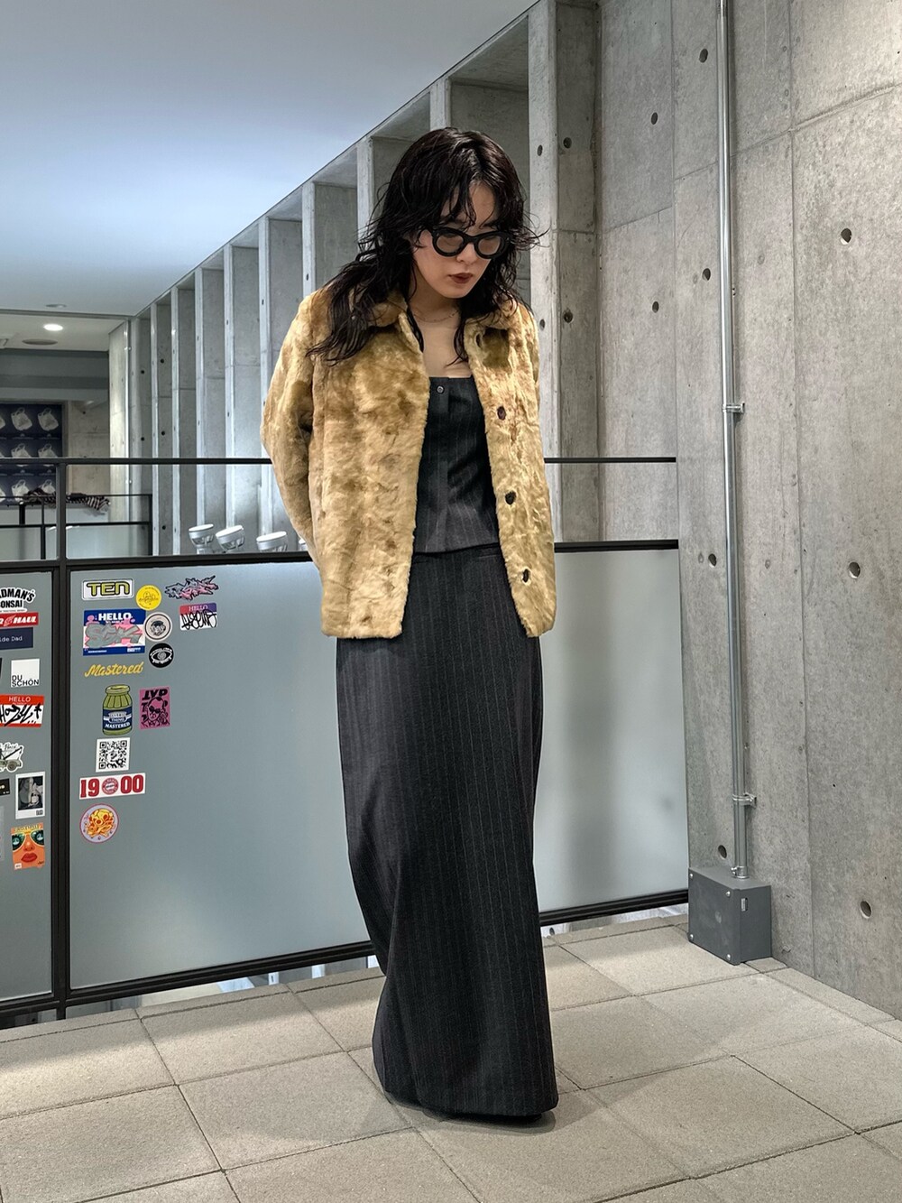 その他のベスト、その他のスカート、ブラック系のブーツを着用したレディースの秋コーディネートの2枚目の写真