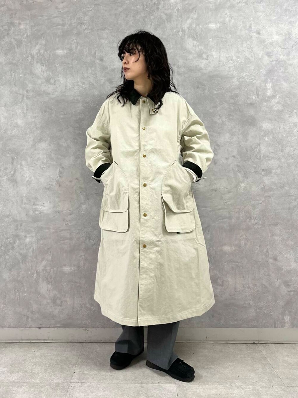 グレー系のその他パンツを着用したレディースの冬コーディネートの2枚目の写真