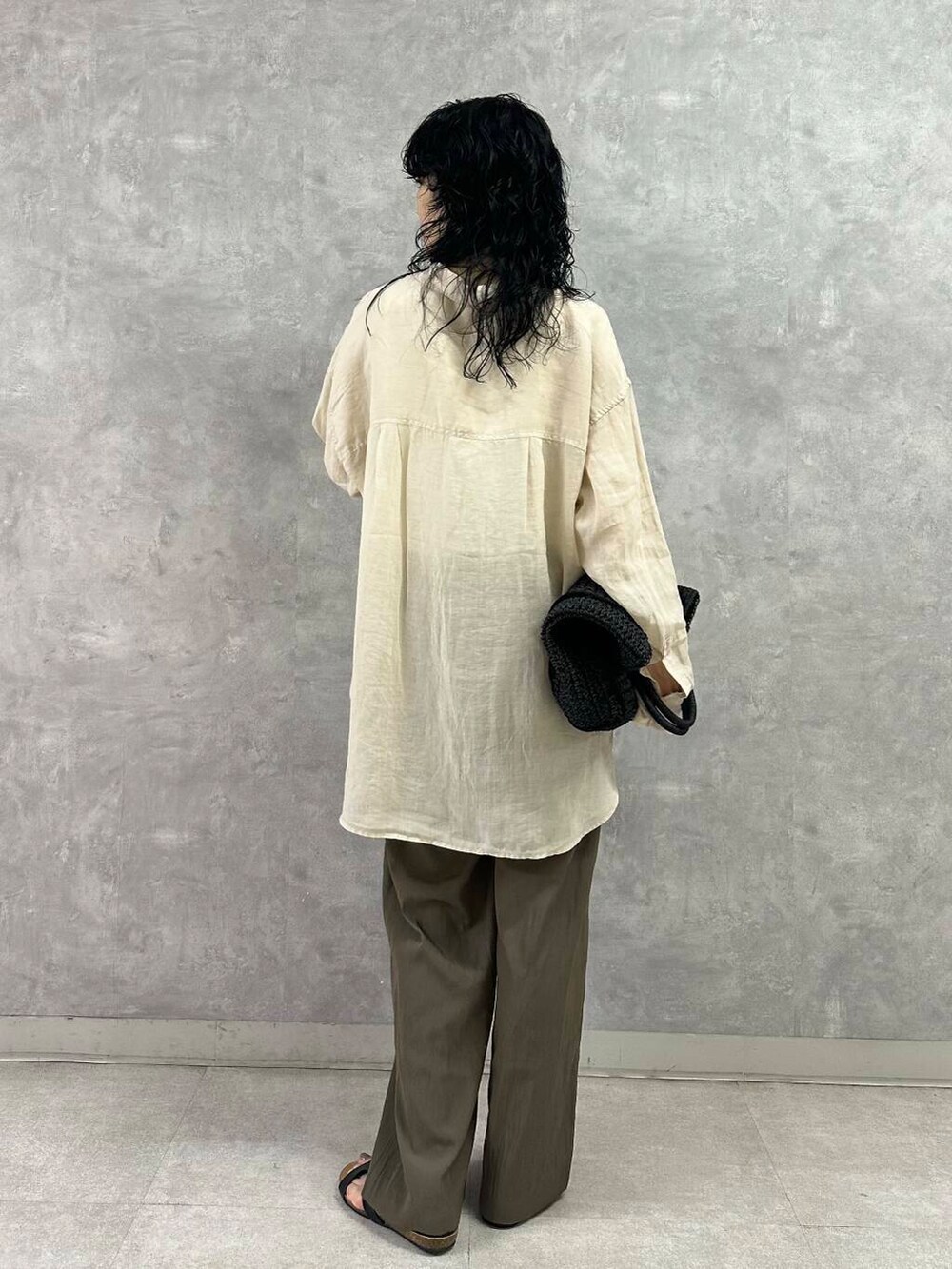 ブラック系のトートバッグ、ベージュ系のシャツ/ブラウス、ブラウン系のその他パンツを着用したレディースの夏コーディネートの4枚目の写真