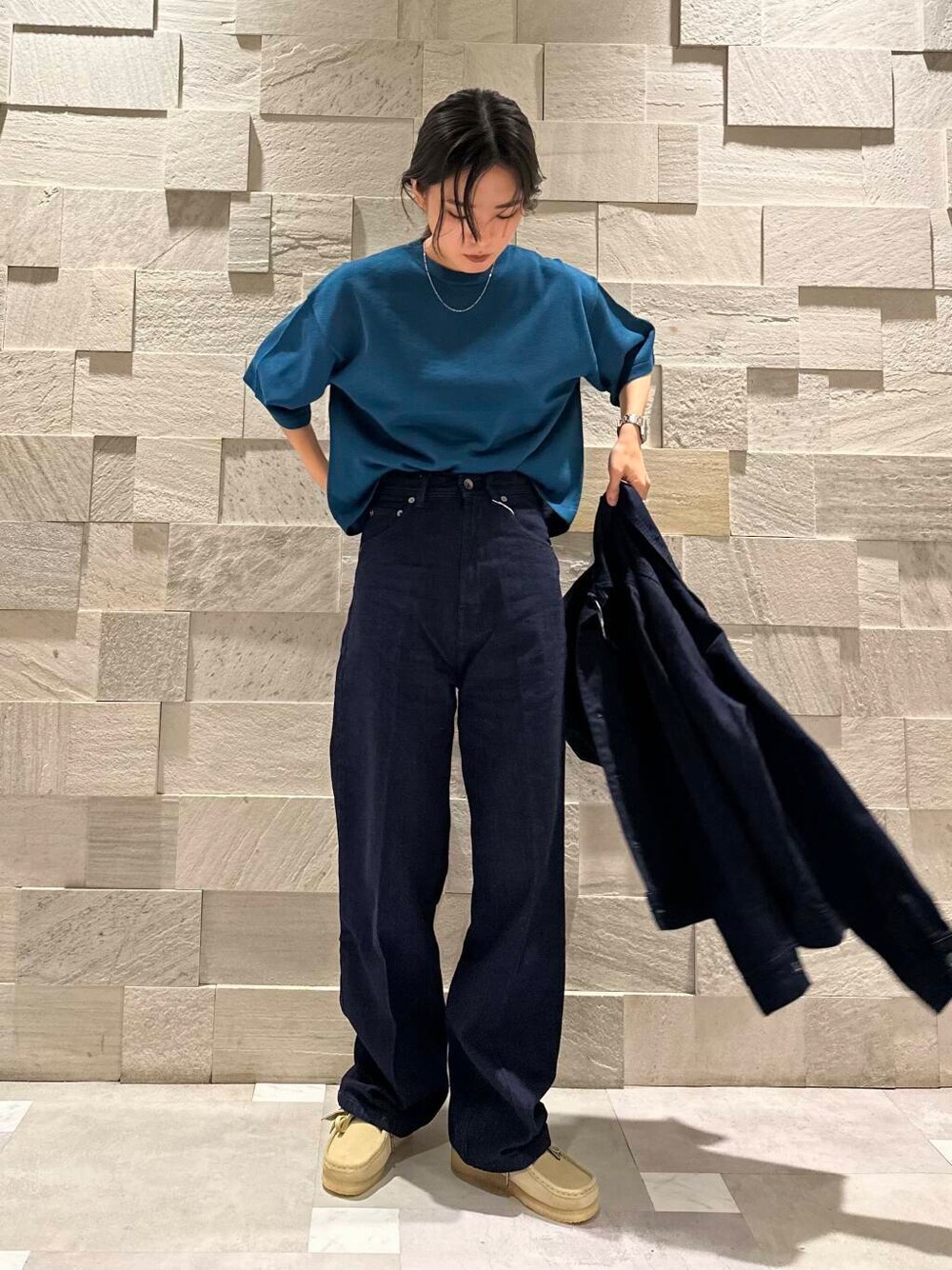 ホワイト系のTシャツ/カットソー、ブルー系のニット/セーター、ベージュ系のブーツを着用したレディースの夏コーディネートの4枚目の写真