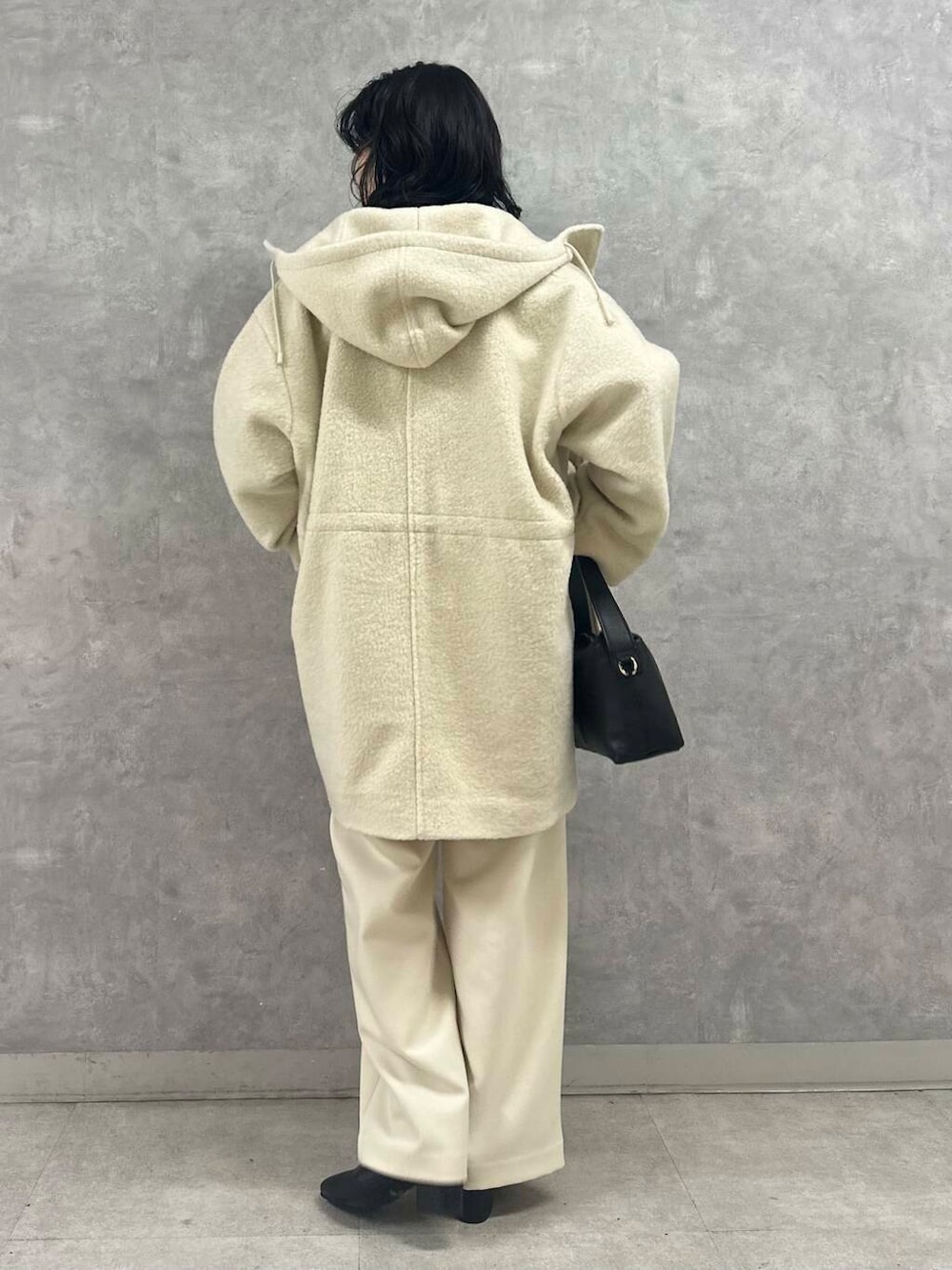 ベージュ系のその他アウター、ホワイト系のその他パンツ、ベージュ系のニット/セーターを着用したレディースの冬コーディネートの3枚目の写真