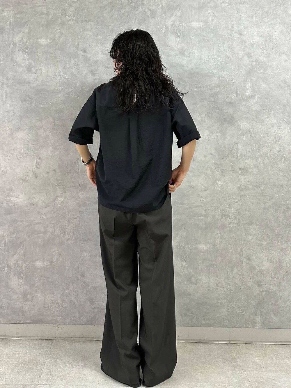 ブラウン系のその他パンツ、ホワイト系のタンクトップ、ブラック系のシャツ/ブラウスを着用したレディースの夏コーディネートの5枚目の写真