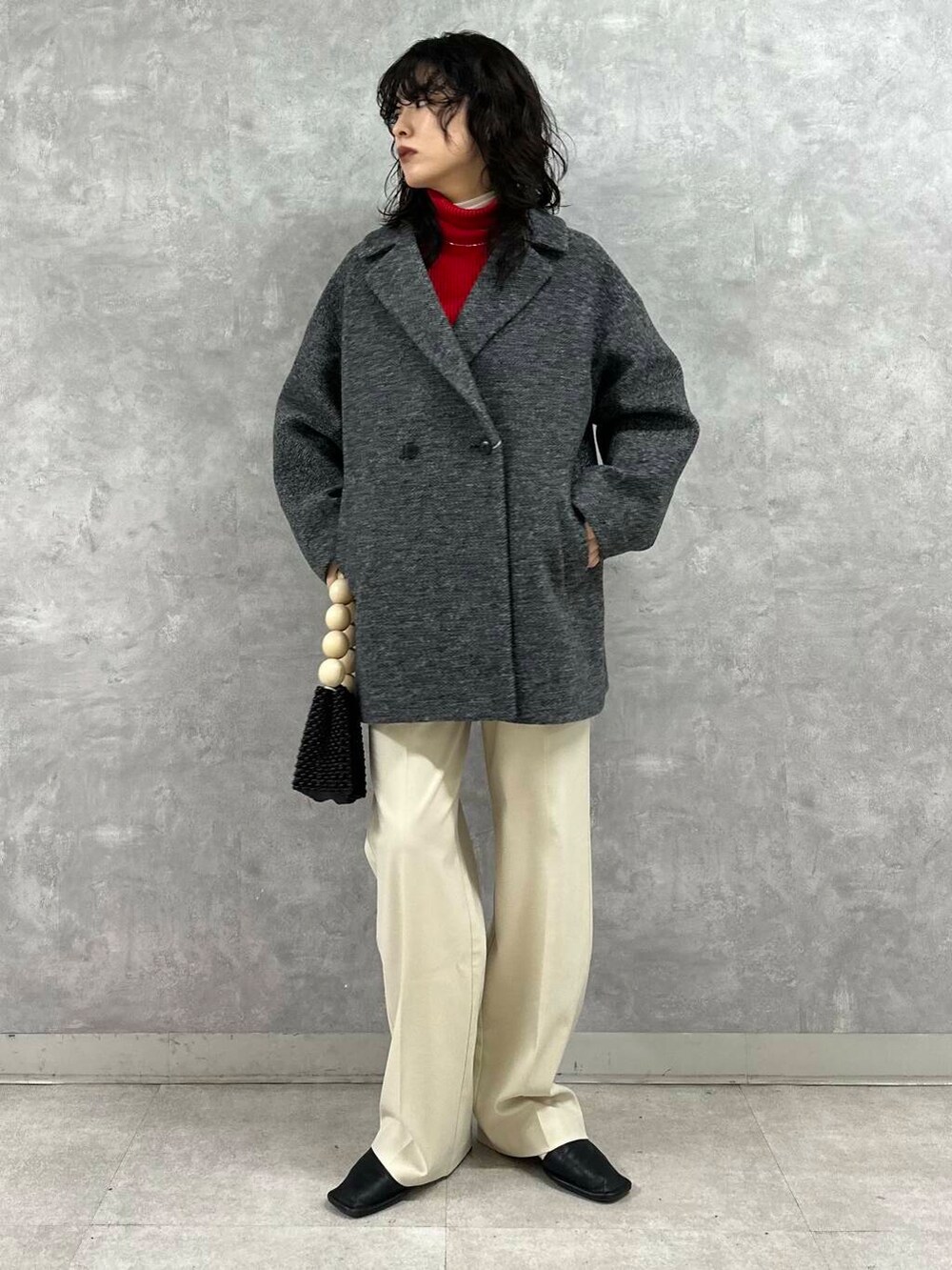 ホワイト系のTシャツ/カットソー、グレー系のその他アウター、ホワイト系のその他パンツを着用したレディースの冬コーディネートの5枚目の写真