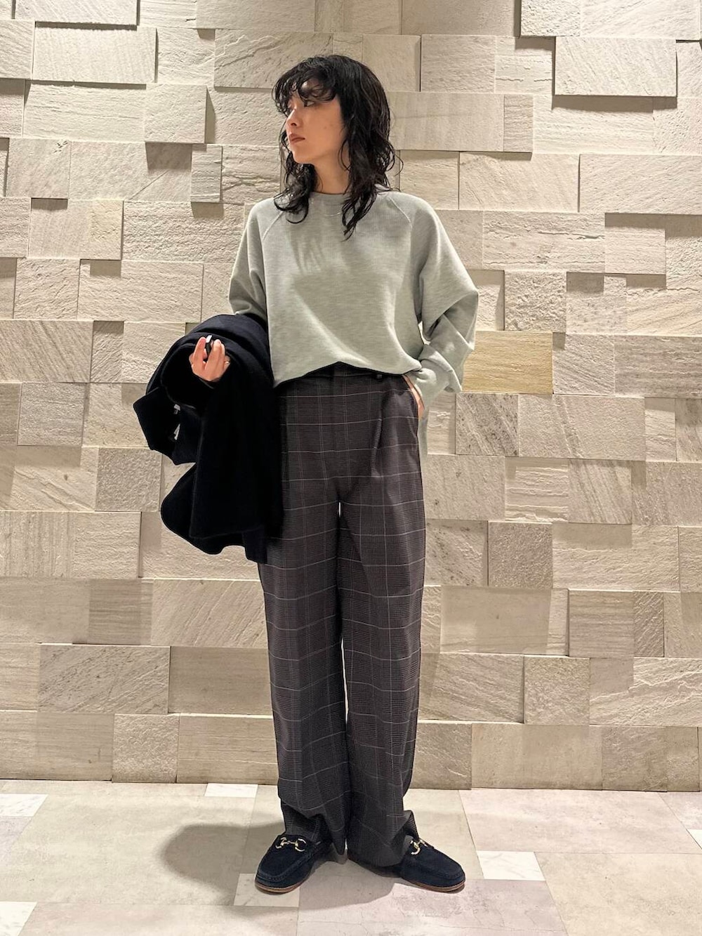 ブルー系のその他アウター、グリーン系のTシャツ/カットソー、グレー系のその他パンツを着用したレディースの冬コーディネートの4枚目の写真