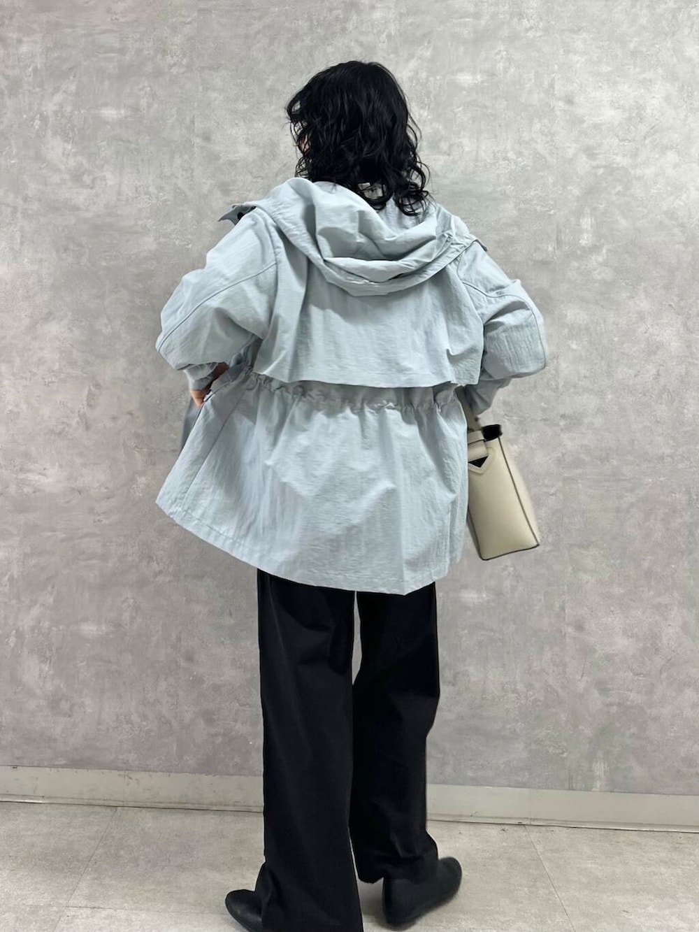 「doors、ブルベ冬、骨格ウェーブ、ウェーブ×ブルベ冬、春アウターコーデ」｜「URBAN RESEARCH DOORSのVカットパンプス（パンプス、ブラック系）」を使った、廣木真梨亜さん（レディース・158cm）の春コーディネートの2枚目の写真