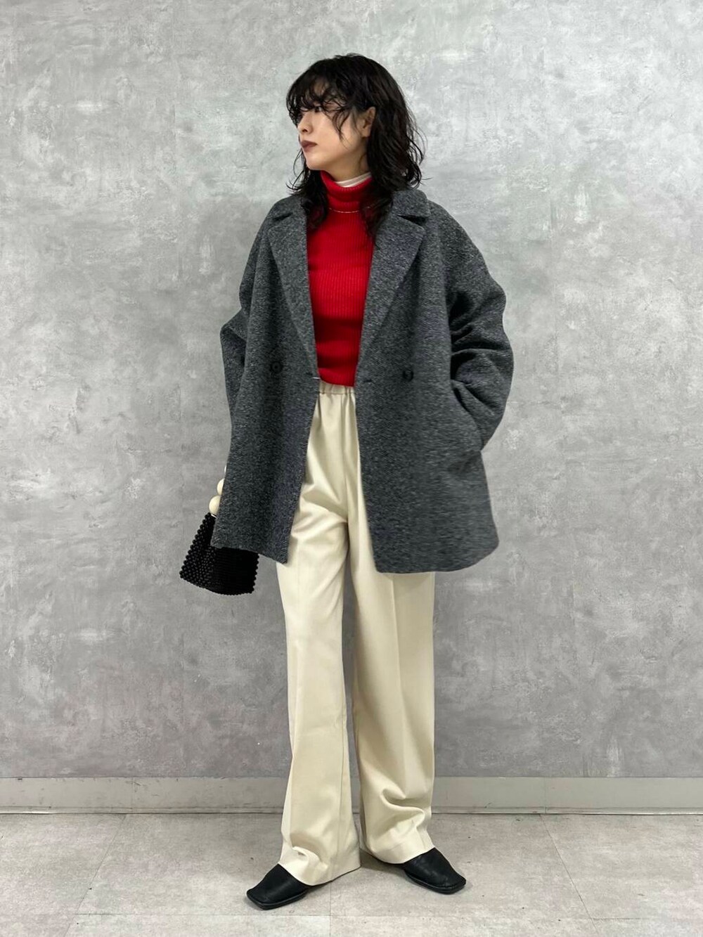 ホワイト系のTシャツ/カットソー、グレー系のその他アウター、ホワイト系のその他パンツを着用したレディースの冬コーディネートの4枚目の写真