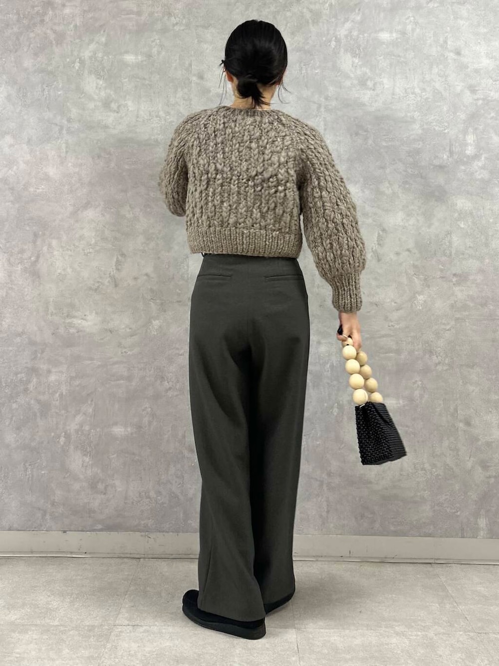 ブラック系のブーツ、ブラウン系のカーディガン/ボレロ、グレー系のその他パンツを着用したレディースの秋コーディネートの4枚目の写真