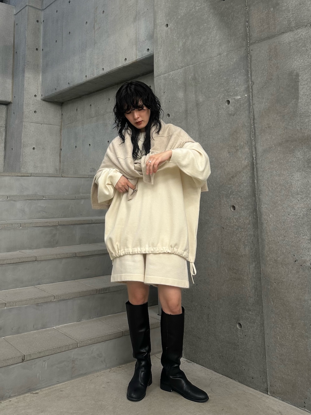 ベージュ系のニット/セーター、ベージュ系のその他パンツを着用したレディースの冬コーディネートの2枚目の写真