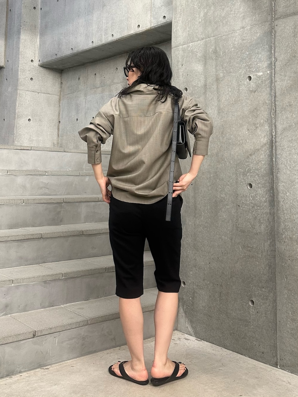 ブラック系のその他パンツ、ベージュ系のシャツ/ブラウスを着用したレディースの春コーディネートの3枚目の写真