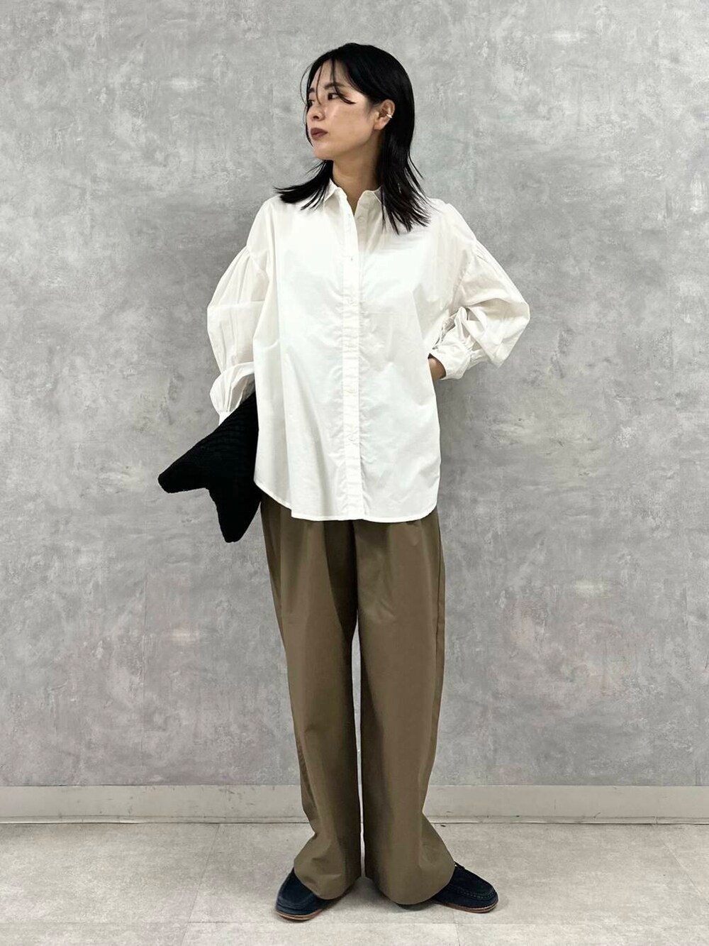 ホワイト系のシャツ/ブラウス、ブラック系のトートバッグ、ブラウン系のその他パンツを着用したレディースの秋コーディネートの2枚目の写真