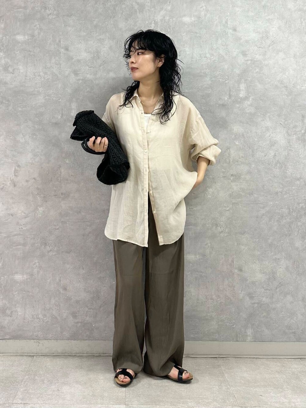 ブラック系のトートバッグ、ベージュ系のシャツ/ブラウス、ブラウン系のその他パンツを着用したレディースの夏コーディネートの2枚目の写真