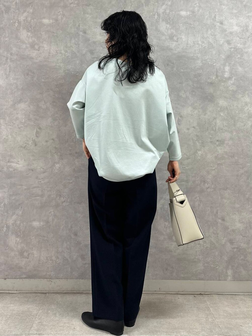 ベージュ系のその他アウター、ブルー系のその他パンツ、ブルー系のTシャツ/カットソーを着用したレディースの春コーディネートの5枚目の写真