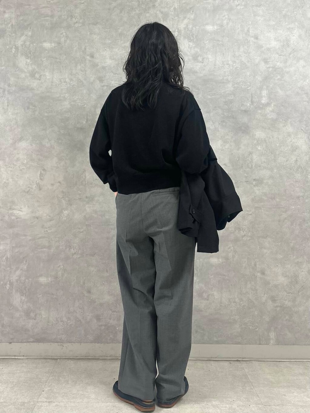 ブラック系のその他アウター、グレー系のその他パンツ、ブラック系のニット/セーターを着用したレディースの冬コーディネートの3枚目の写真