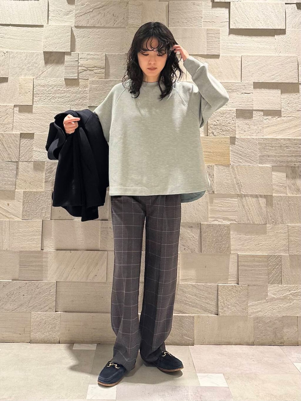 ブルー系のその他アウター、グリーン系のTシャツ/カットソー、グレー系のその他パンツを着用したレディースの冬コーディネートの3枚目の写真