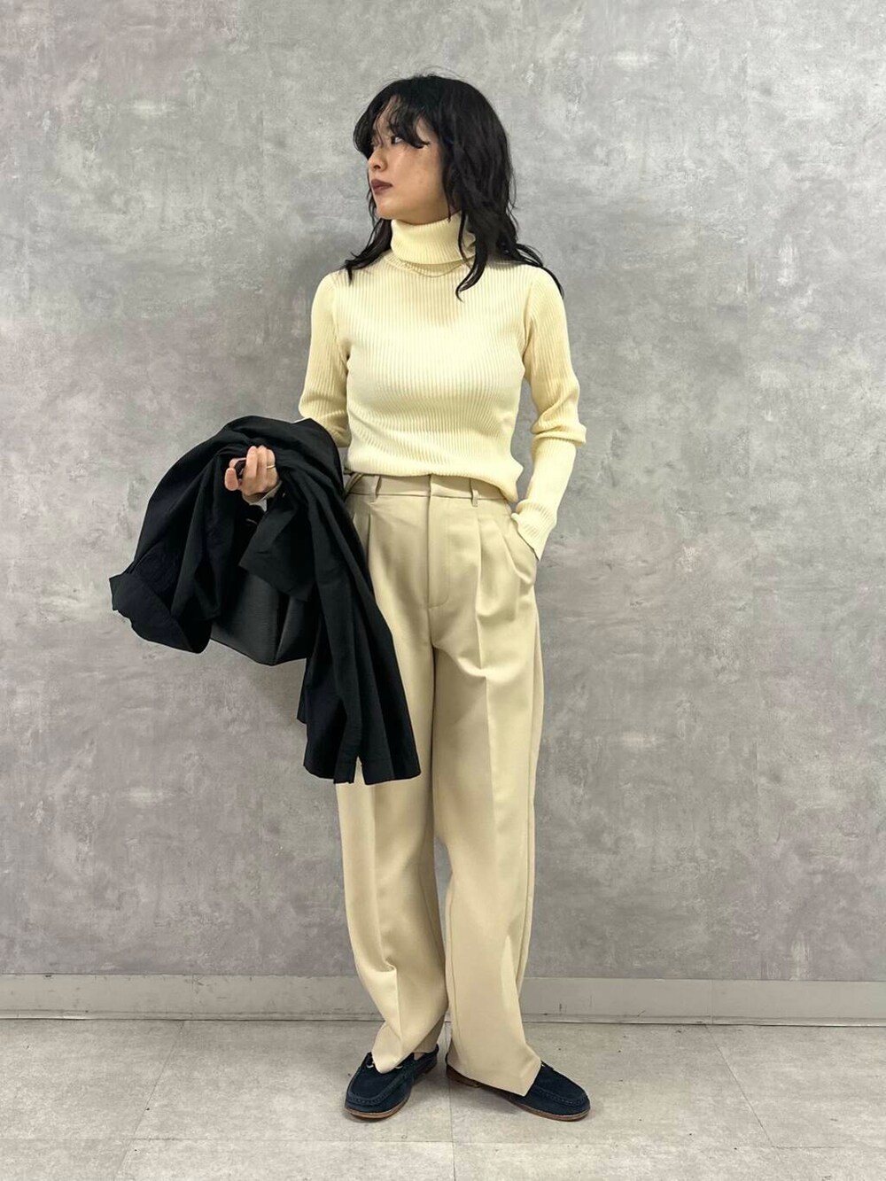 ブラック系のショルダーバッグ、ホワイト系のニット/セーター、ホワイト系のその他パンツを着用したレディースの冬コーディネートの3枚目の写真