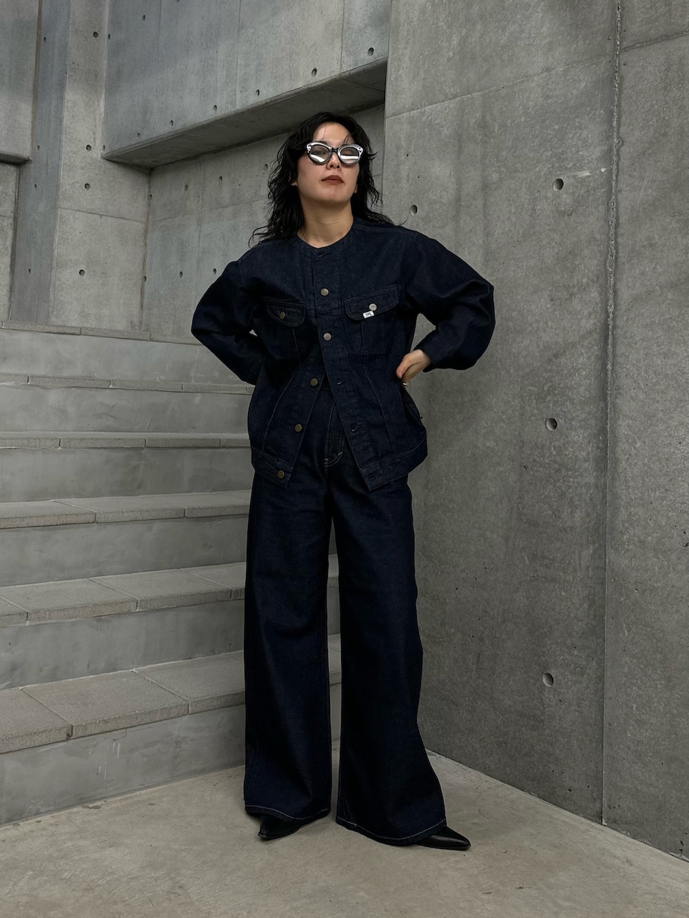 ブルー系のデニムジャケット、ブルー系のデニムパンツを着用したレディースの冬コーディネートの3枚目の写真