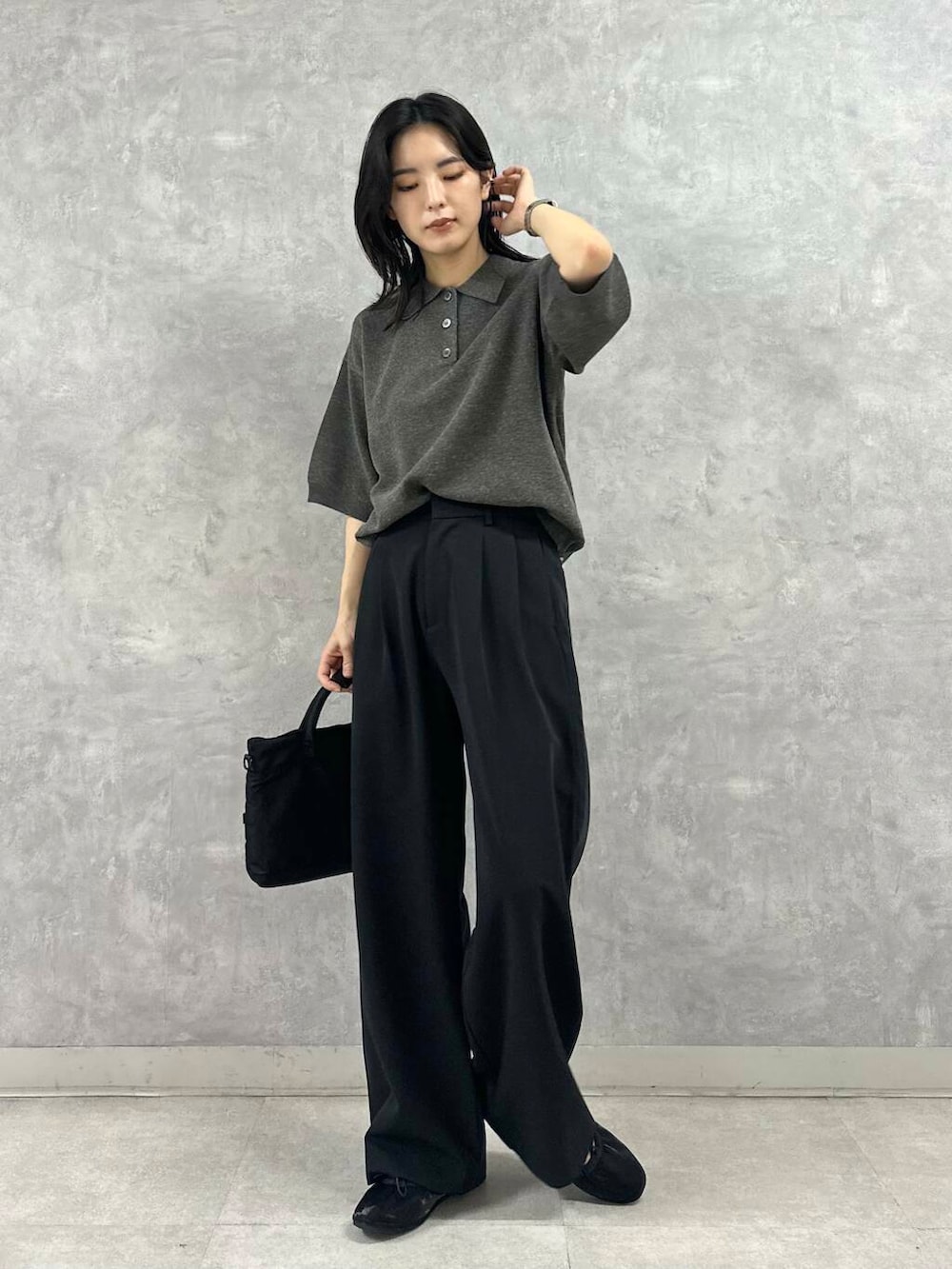 ブラック系のショルダーバッグ、ブラック系のバレエシューズ、ブラック系のその他パンツを着用したレディースの秋コーディネートの3枚目の写真