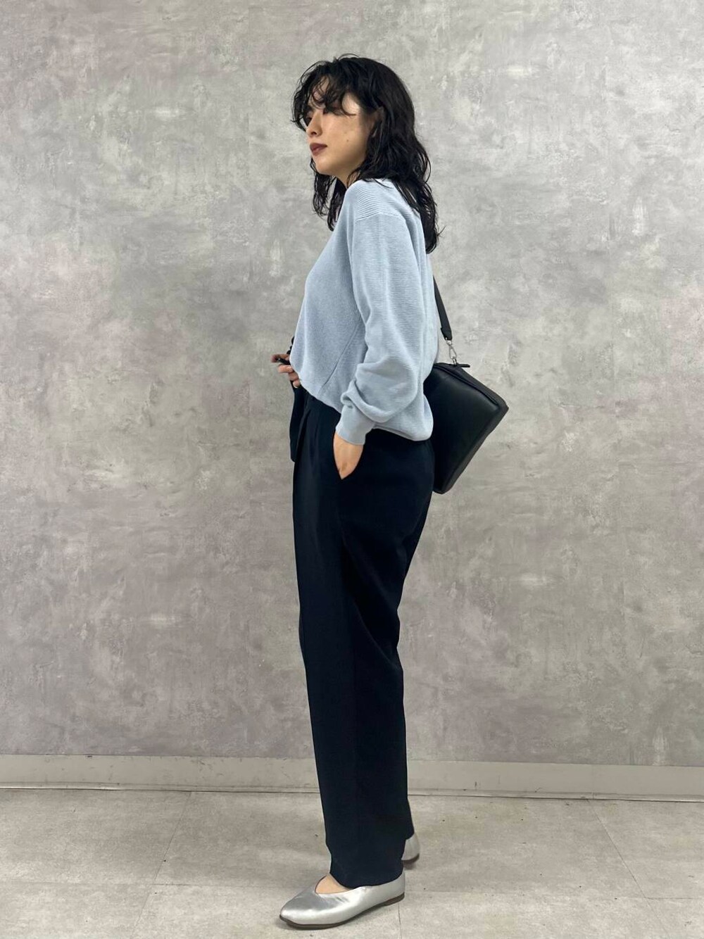 ブルー系のその他パンツ、シルバー系のパンプス、ブラック系のショルダーバッグを着用したレディースの冬コーディネートの6枚目の写真