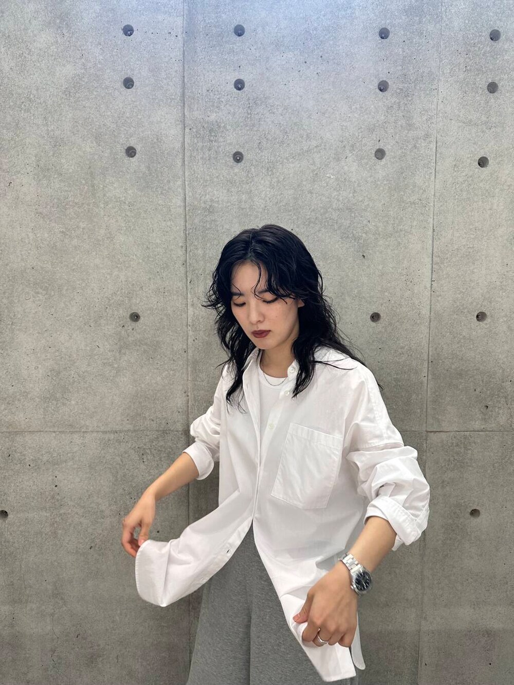 グレー系のその他パンツを着用したレディースの夏コーディネートの5枚目の写真