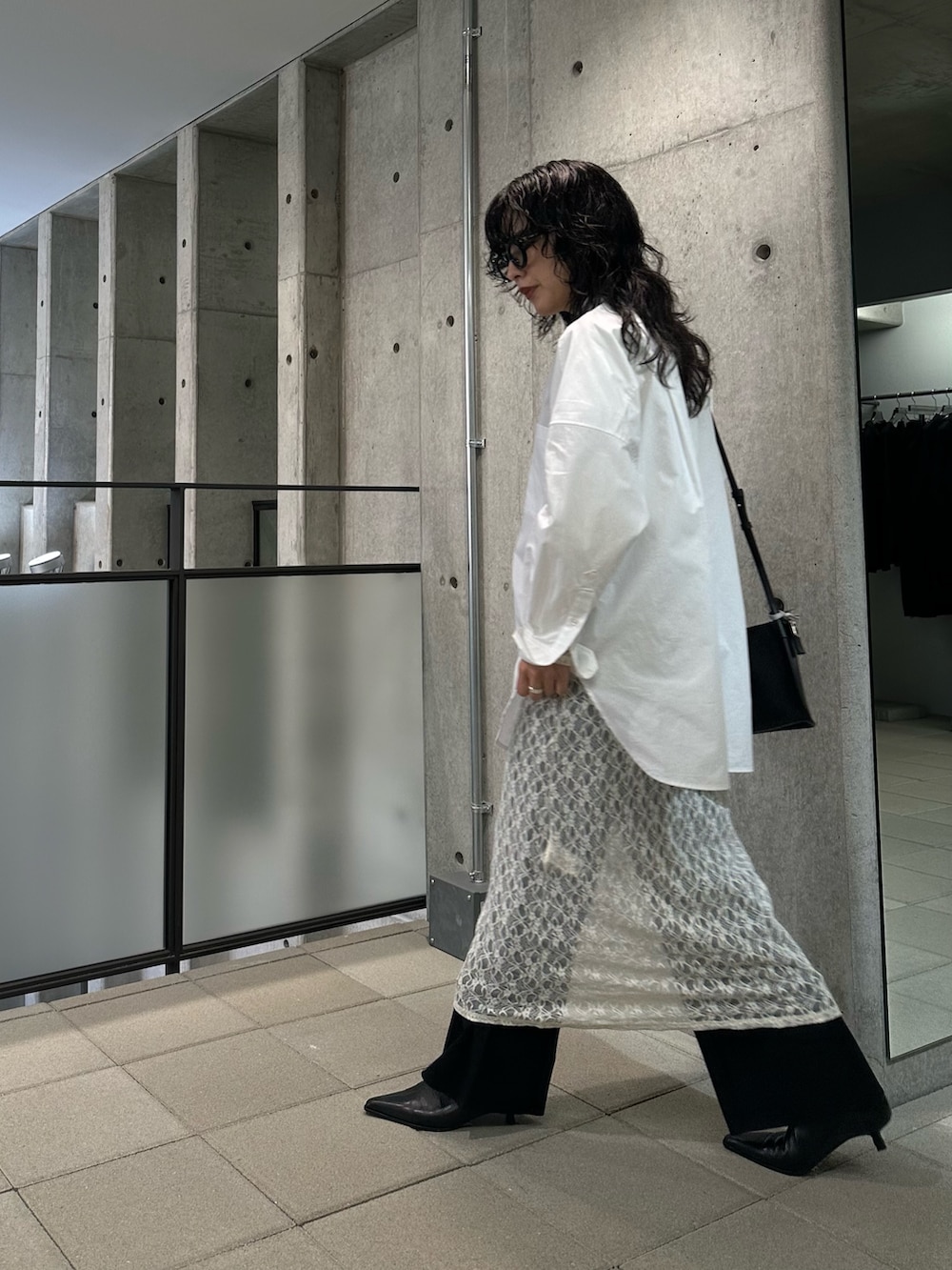 ホワイト系のワンピース、ブラック系のその他パンツ、ブラウン系のベストを着用したレディースの夏コーディネートの3枚目の写真
