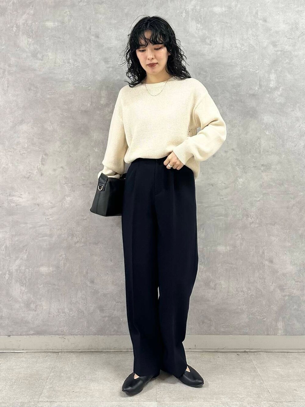 ブラック系のパンプス、ブルー系のその他パンツ、ホワイト系のニット/セーターを着用したレディースの春コーディネートの3枚目の写真