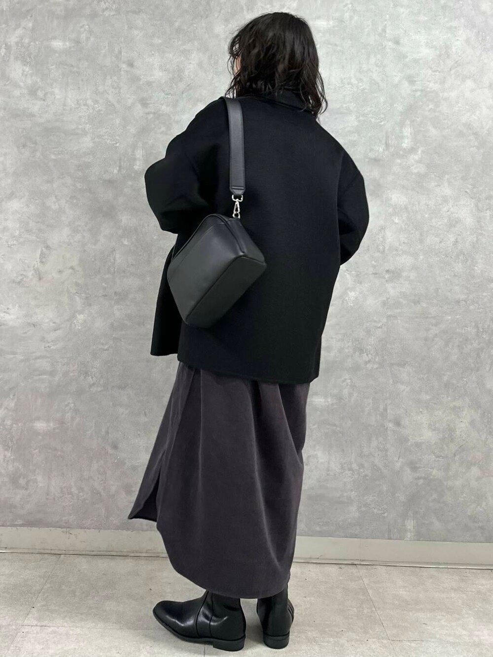 ホワイト系のTシャツ/カットソー、ブラック系のその他アウター、グレー系のワンピースを着用したレディースの冬コーディネートの3枚目の写真