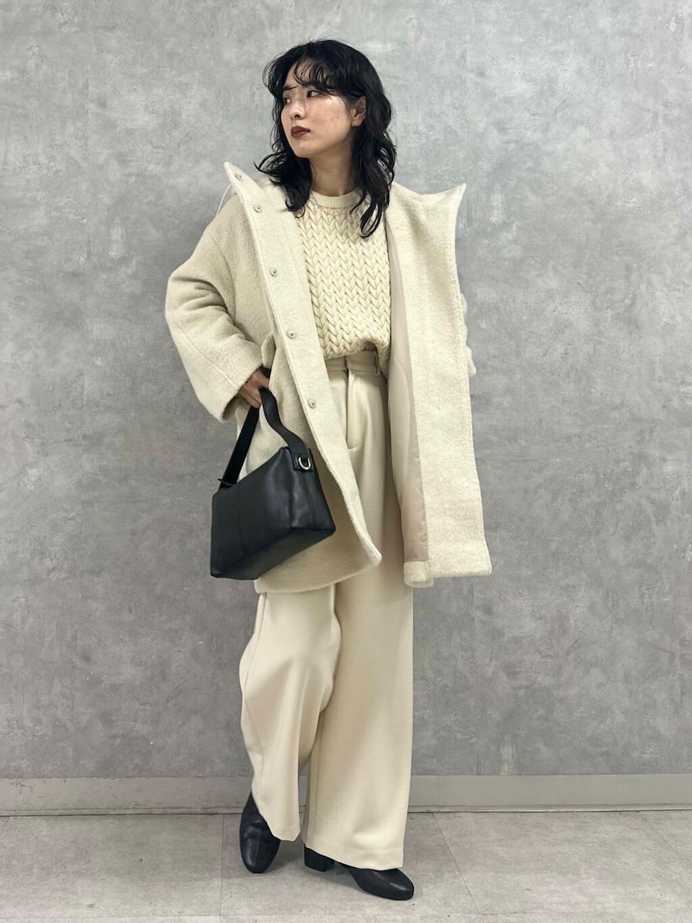 ベージュ系のその他アウター、ホワイト系のその他パンツ、ベージュ系のニット/セーターを着用したレディースの冬コーディネートの2枚目の写真