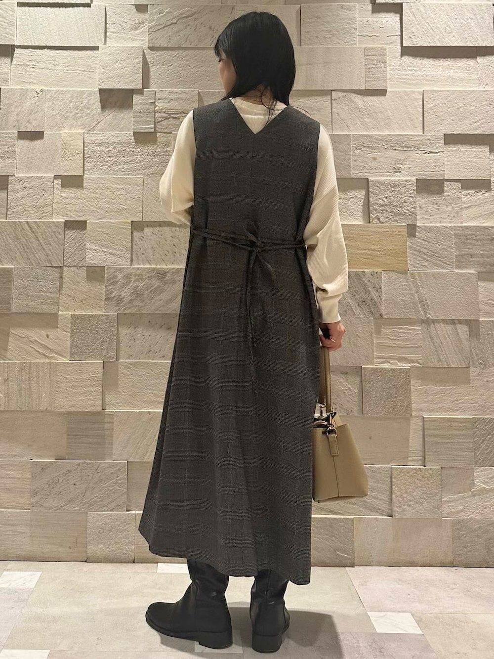 ベージュ系のTシャツ/カットソー、ベージュ系のショルダーバッグ、その他のワンピースを着用したレディースの秋コーディネートの4枚目の写真