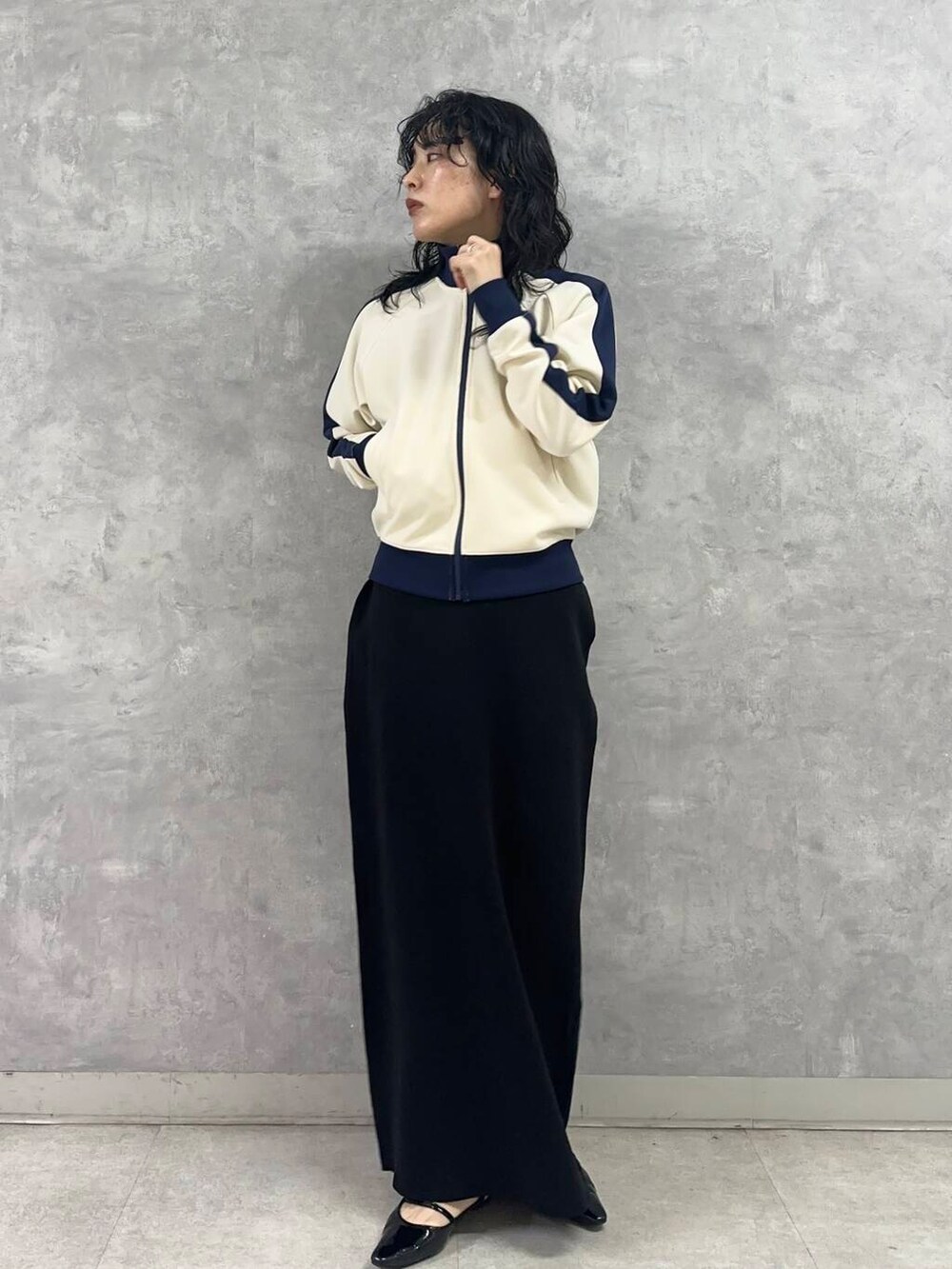 ブラック系のTシャツ/カットソー、ブラック系のスカート、ホワイト系のその他アウターを着用したレディースの春コーディネートの2枚目の写真