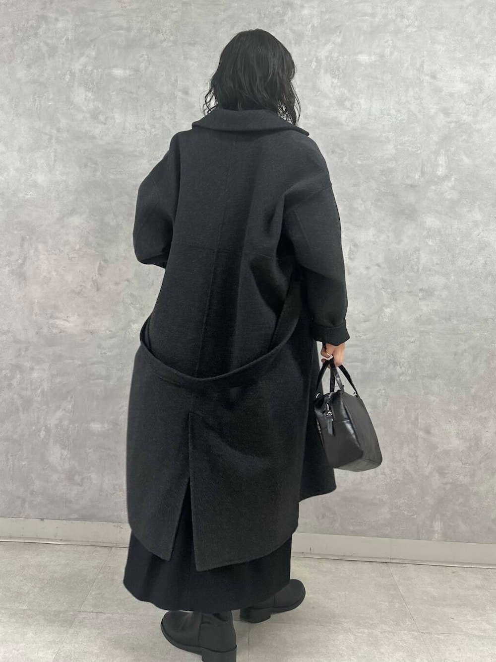 ブラック系のショルダーバッグ、グレー系のステンカラーコート、ホワイト系のシャツ/ブラウスを着用したレディースの冬コーディネートの3枚目の写真