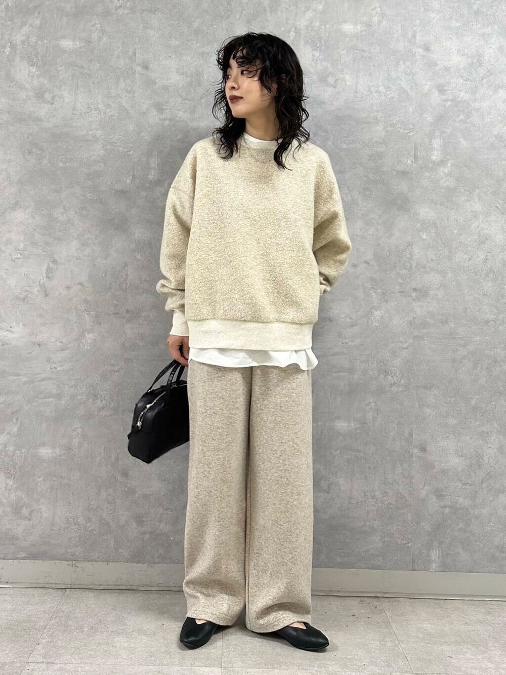 ブラック系のショルダーバッグ、ベージュ系のその他パンツ、ベージュ系のTシャツ/カットソーを着用したレディースの冬コーディネートの2枚目の写真