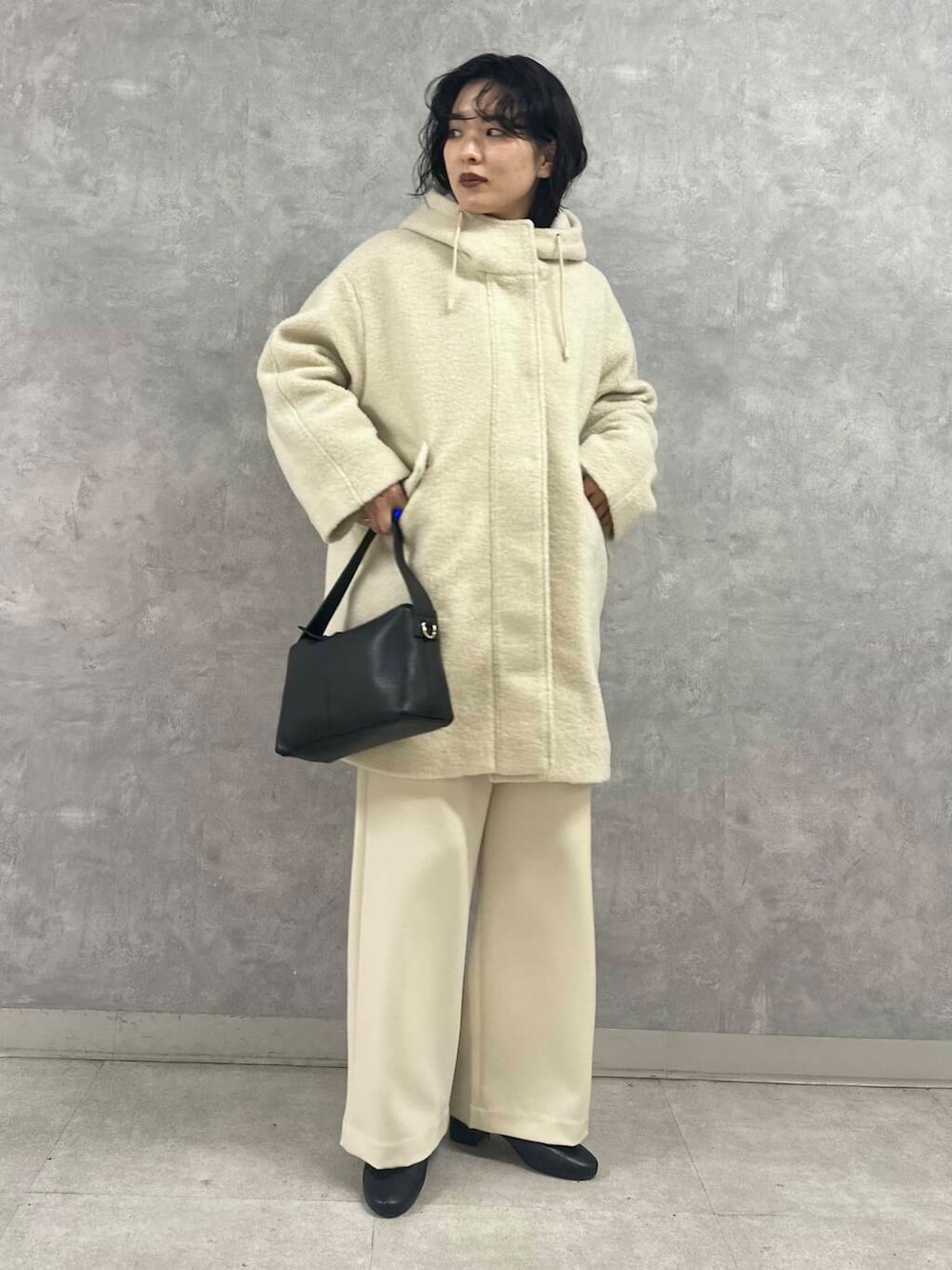 ベージュ系のその他アウター、ホワイト系のその他パンツ、ベージュ系のニット/セーターを着用したレディースの冬コーディネートの5枚目の写真