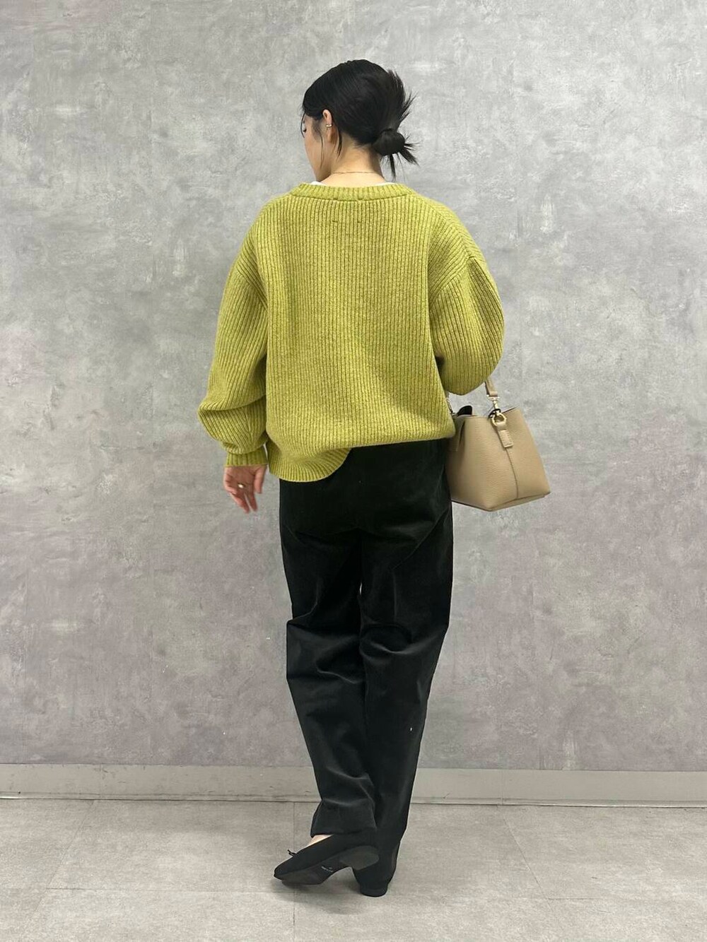 ブラック系のバレエシューズ、グリーン系のカーディガン/ボレロ、ベージュ系のショルダーバッグを着用したレディースの秋コーディネートの4枚目の写真