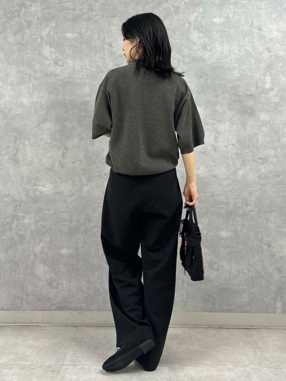 ブラック系のショルダーバッグ、ブラック系のバレエシューズ、ブラック系のその他パンツを着用したレディースの秋コーディネートの4枚目の写真