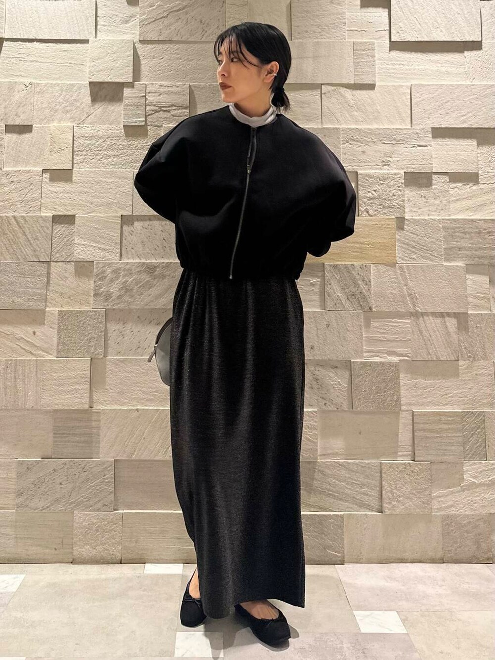 ブルー系のハンドバッグ、グレー系のTシャツ/カットソー、ブラック系のカーディガン/ボレロを着用したレディースの秋コーディネートの2枚目の写真