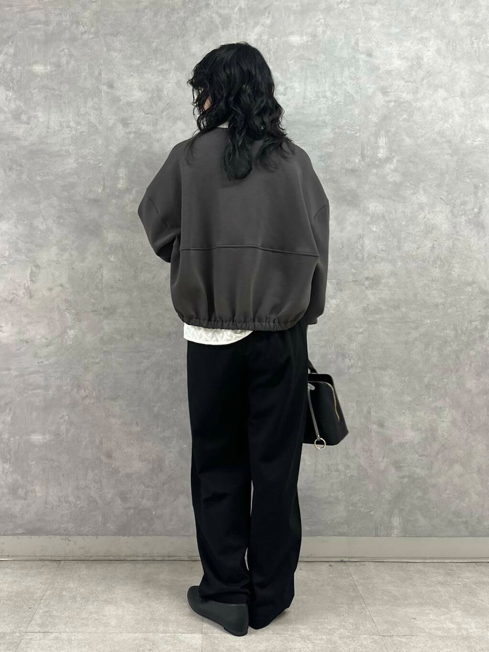 ブラック系のその他パンツ、ホワイト系のシャツ/ブラウス、ブラック系のパンプスを着用したレディースの春コーディネートの2枚目の写真