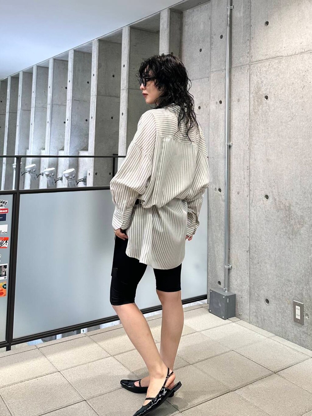 ブラック系のシャツ/ブラウス、ブラック系の水着を着用したレディースの夏コーディネートの4枚目の写真