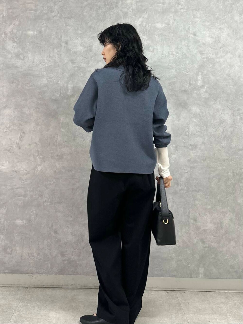 ブラック系のその他パンツ、ホワイト系のTシャツ/カットソー、ブラック系のパンプスを着用したレディースの春コーディネートの3枚目の写真