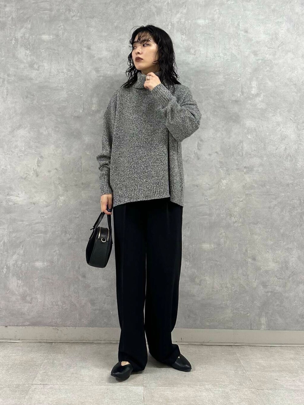 グレー系のその他アウター、ブラック系のニット/セーター、ブラック系のショルダーバッグを着用したレディースの冬コーディネートの7枚目の写真