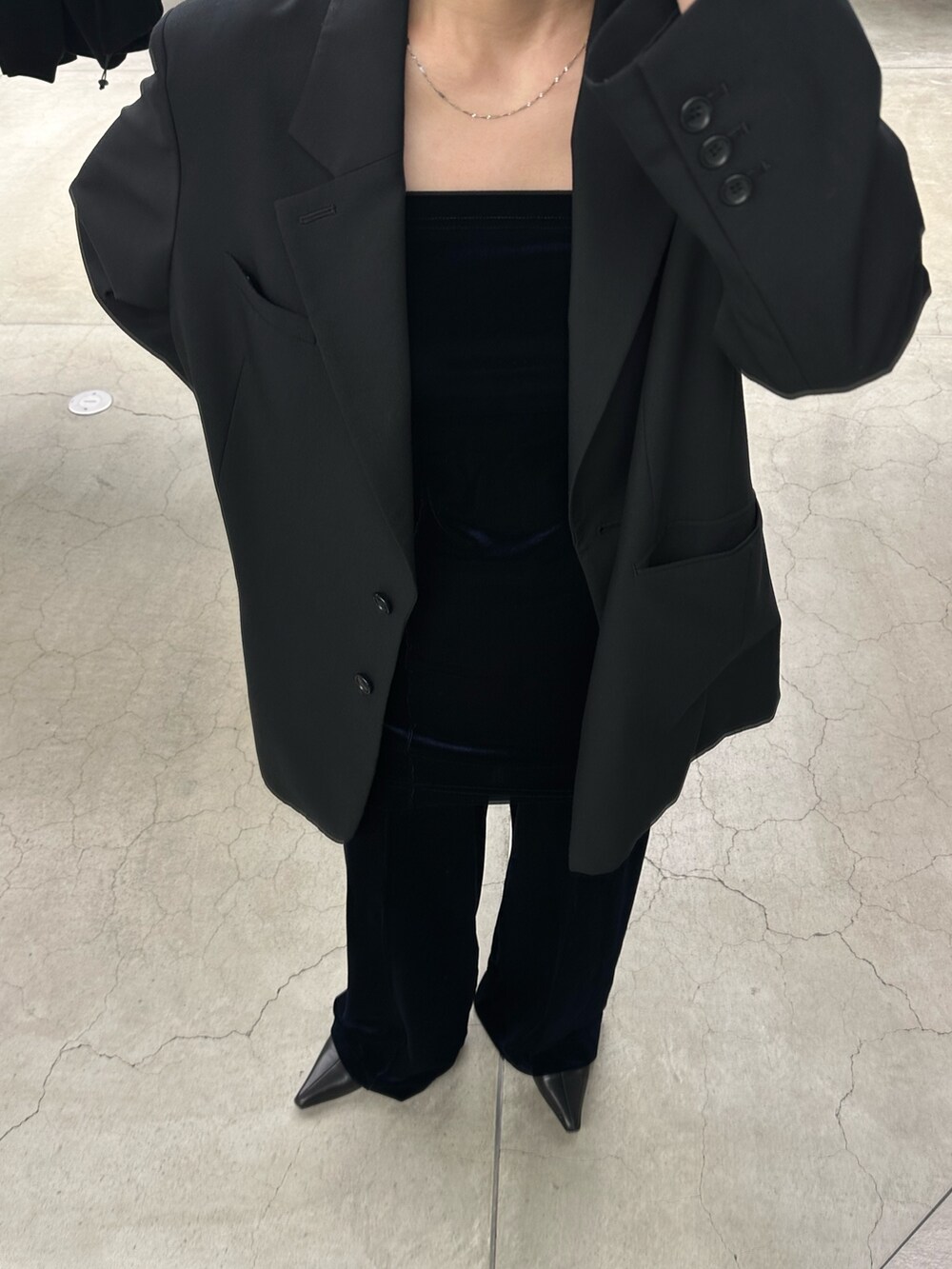 ブルー系のワンピース、グレー系のその他パンツ、ブラック系のブーツを着用したレディースの秋コーディネートの4枚目の写真