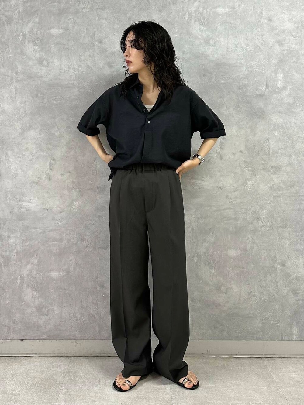 ブラウン系のその他パンツ、ホワイト系のタンクトップ、ブラック系のシャツ/ブラウスを着用したレディースの夏コーディネートの4枚目の写真