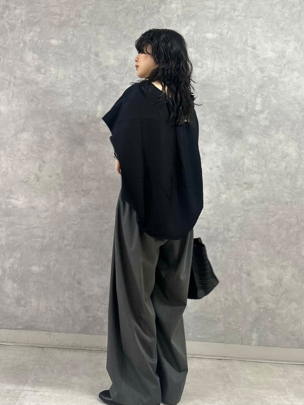 ブラック系のパンプス、ブラック系のハンドバッグ、ブルー系のシャツ/ブラウスを着用したレディースの夏コーディネートの3枚目の写真