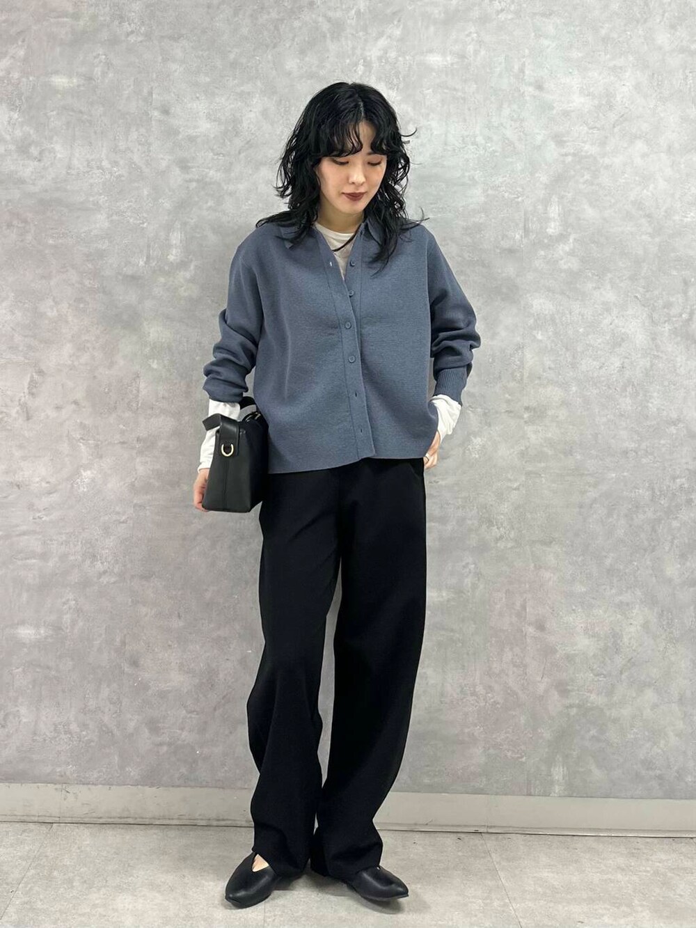 ブラック系のその他パンツ、ホワイト系のTシャツ/カットソー、ブラック系のパンプスを着用したレディースの春コーディネートの2枚目の写真