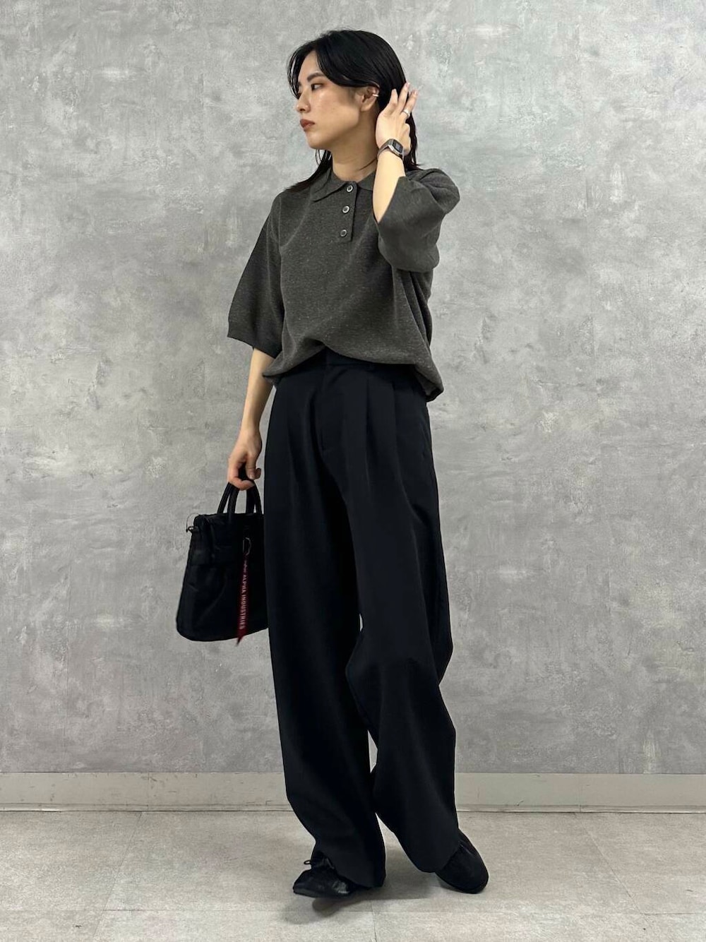 ブラック系のショルダーバッグ、ブラック系のバレエシューズ、ブラック系のその他パンツを着用したレディースの秋コーディネートの2枚目の写真