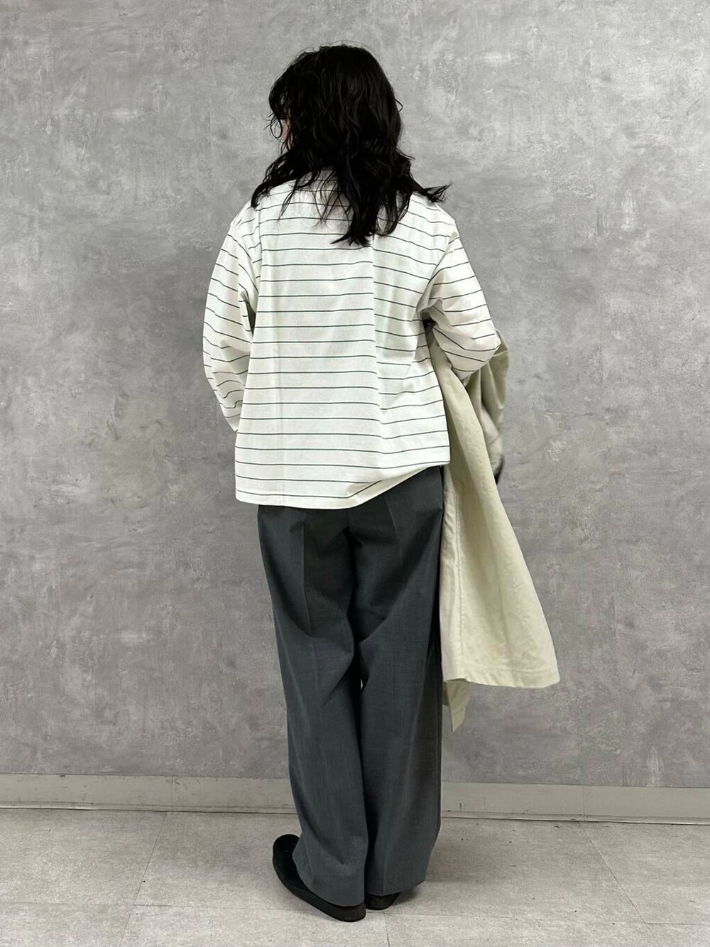 グレー系のその他パンツを着用したレディースの冬コーディネートの5枚目の写真