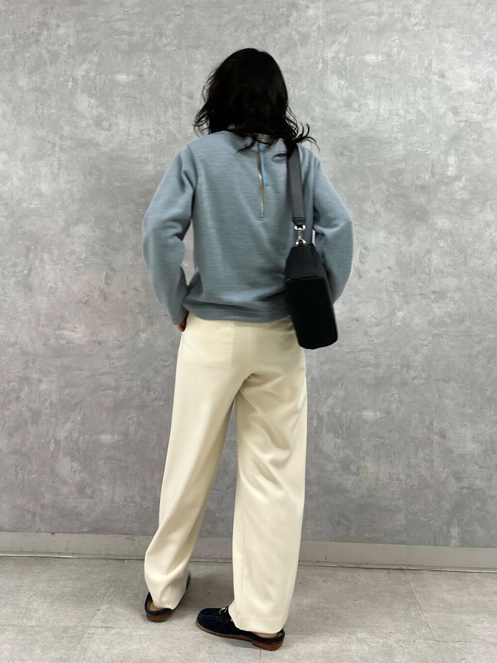 ホワイト系のTシャツ/カットソー、グレー系のその他アウター、ホワイト系のその他パンツを着用したレディースの冬コーディネートの5枚目の写真