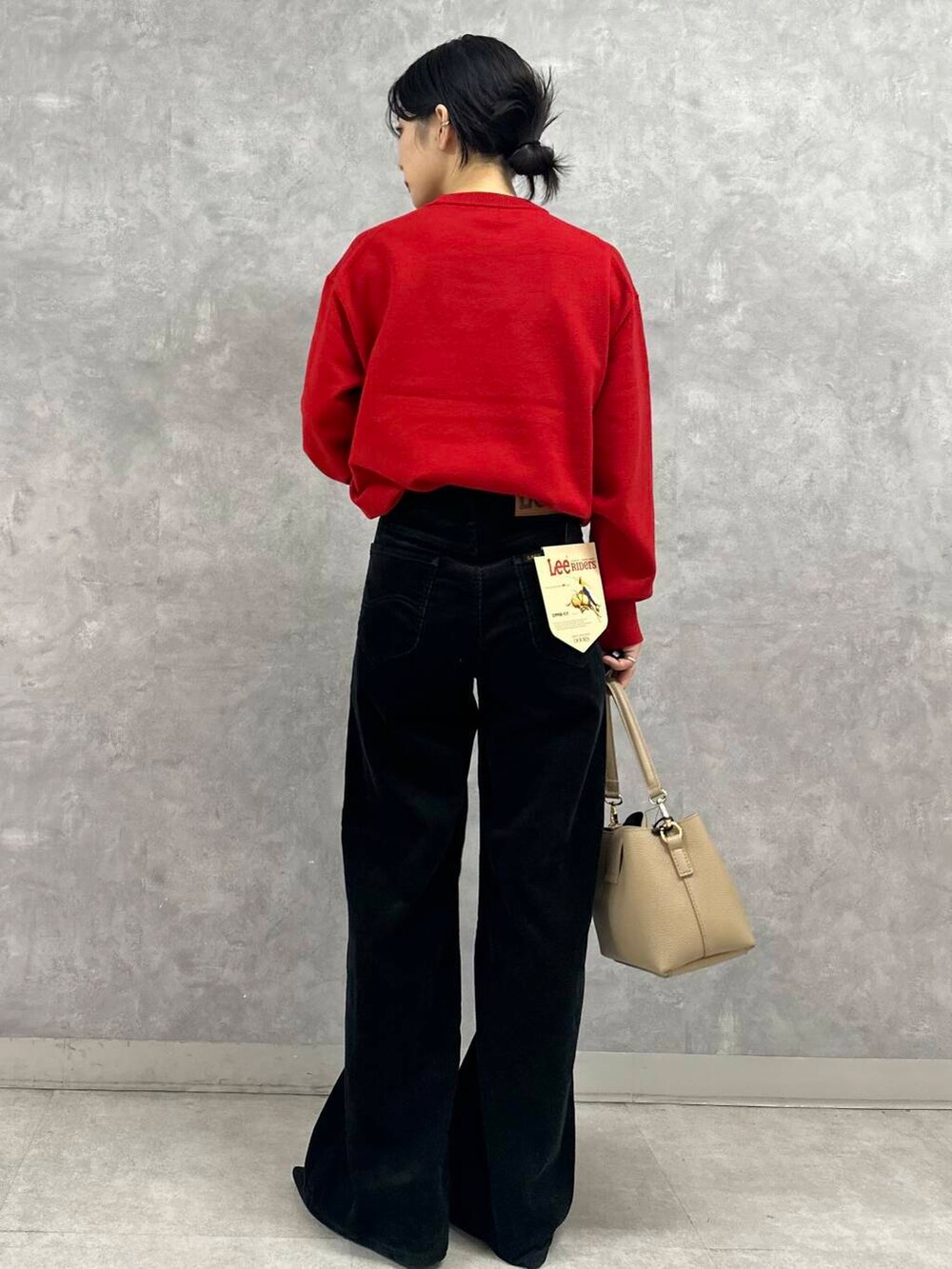 ベージュ系のショルダーバッグ、レッド系のニット/セーター、ブラック系のパンプスを着用したレディースの秋コーディネートの5枚目の写真