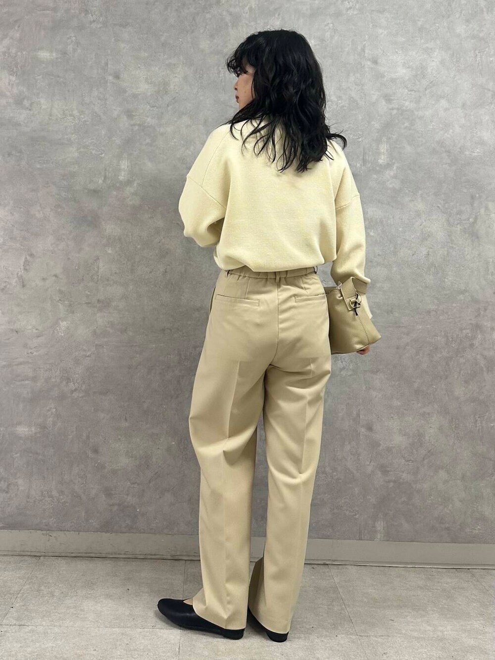 ホワイト系のニット/セーター、ホワイト系のその他パンツ、ブラック系のパンプスを着用したレディースの冬コーディネートの3枚目の写真