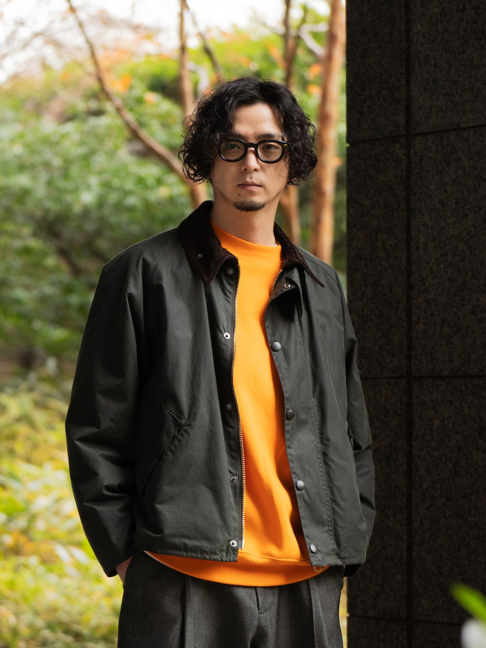 「休日スタイル、大人カジュアル、ビッグシルエット、きれいめカジュアル、冬コーデ、barbour、バブアー、スラックス、スニーカー、コンバース、スウェット、メガネ男子、カジュアルコーデ、CITEN、neonsign」｜「CONVERSEの【CONVERSE for BIOTOP】EXCLUSIVE RALLY（スニーカー、ブラック系）」を使った、talow/タローさん（メンズ・176cm）の冬コーディネートの2枚目の写真