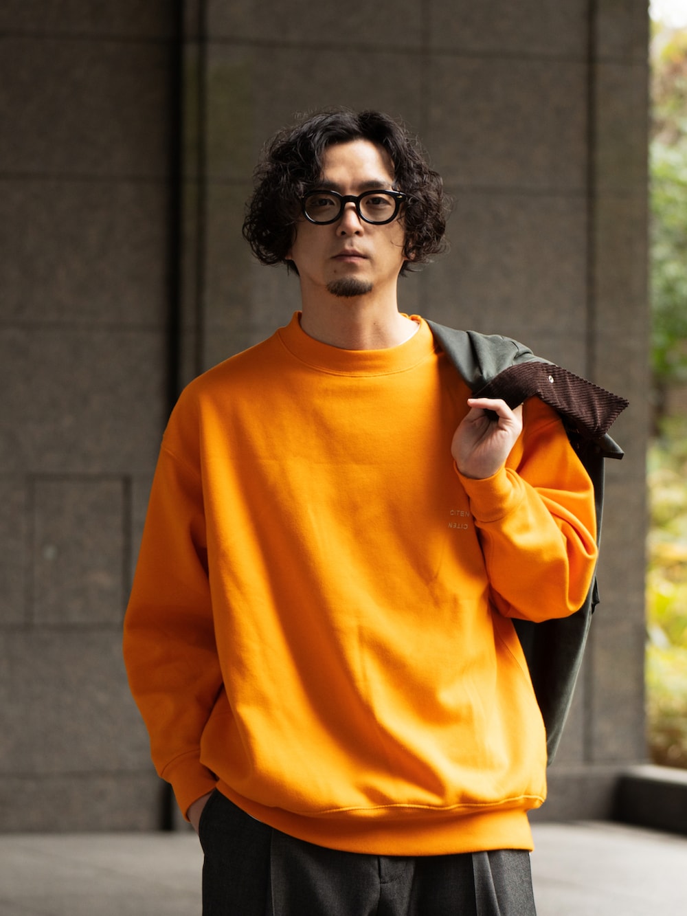 「休日スタイル、大人カジュアル、ビッグシルエット、きれいめカジュアル、冬コーデ、barbour、バブアー、スラックス、スニーカー、コンバース、スウェット、メガネ男子、カジュアルコーデ、CITEN、neonsign」｜「CONVERSEの【CONVERSE for BIOTOP】EXCLUSIVE RALLY（スニーカー、ブラック系）」を使った、talow/タローさん（メンズ・176cm）の冬コーディネートの3枚目の写真